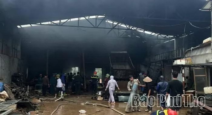 Lực lượng chữa cháy chuyên nghiệp nhanh chóng dập lửa phía trong nhà xưởng.