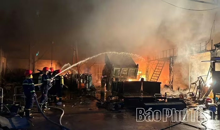 Cháy lớn tại xưởng sửa chữa ô tô