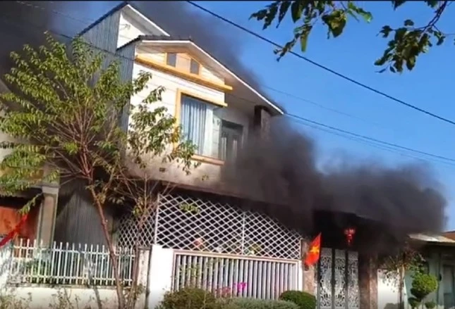 Cháy nhà hai tầng thiêu rụi một ô tô và một xe máy