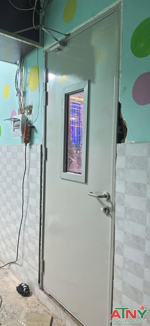 Cửa chống cháy cho phòng karaoke có ô kính giá bao nhiêu?