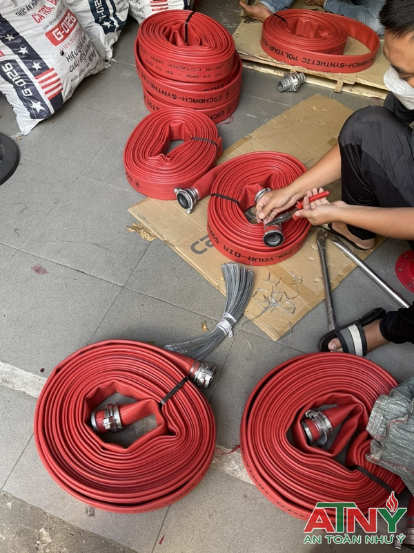 Cuộn vòi cao su màu đó của Đức DN65 DN50 dài 20m kèm khớp nối nhanh