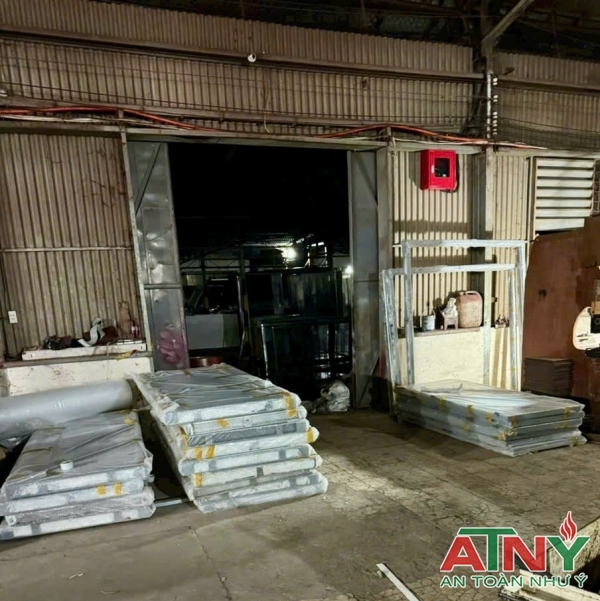 Gia công sản suất lắp ráp cửa chống cháy có kiểm định cấp tem pccc