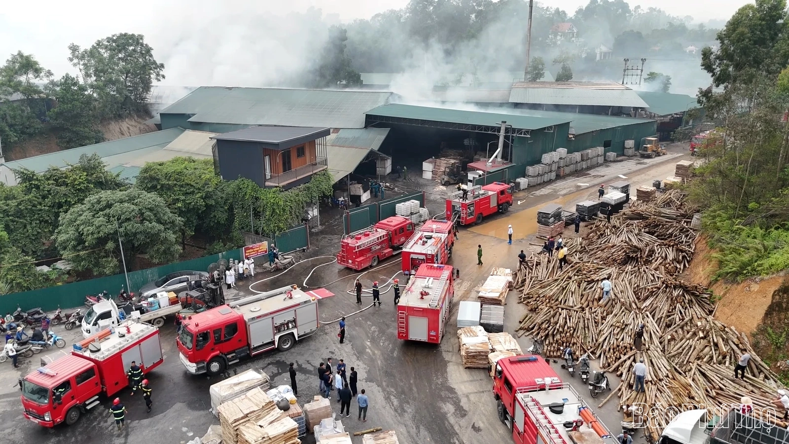 Phú Thọ: Huy động 150 người cùng 15 xe chuyên dụng khống chế đám cháy lớn tại xưởng gỗ