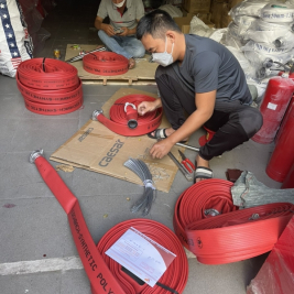 Cuộn vòi cao su màu đó của Đức DN65 DN50 dài 20m kèm khớp nối nhanh