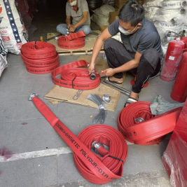 Cuộn vòi cao su màu đó của Đức DN65 DN50 dài 20m kèm khớp nối nhanh