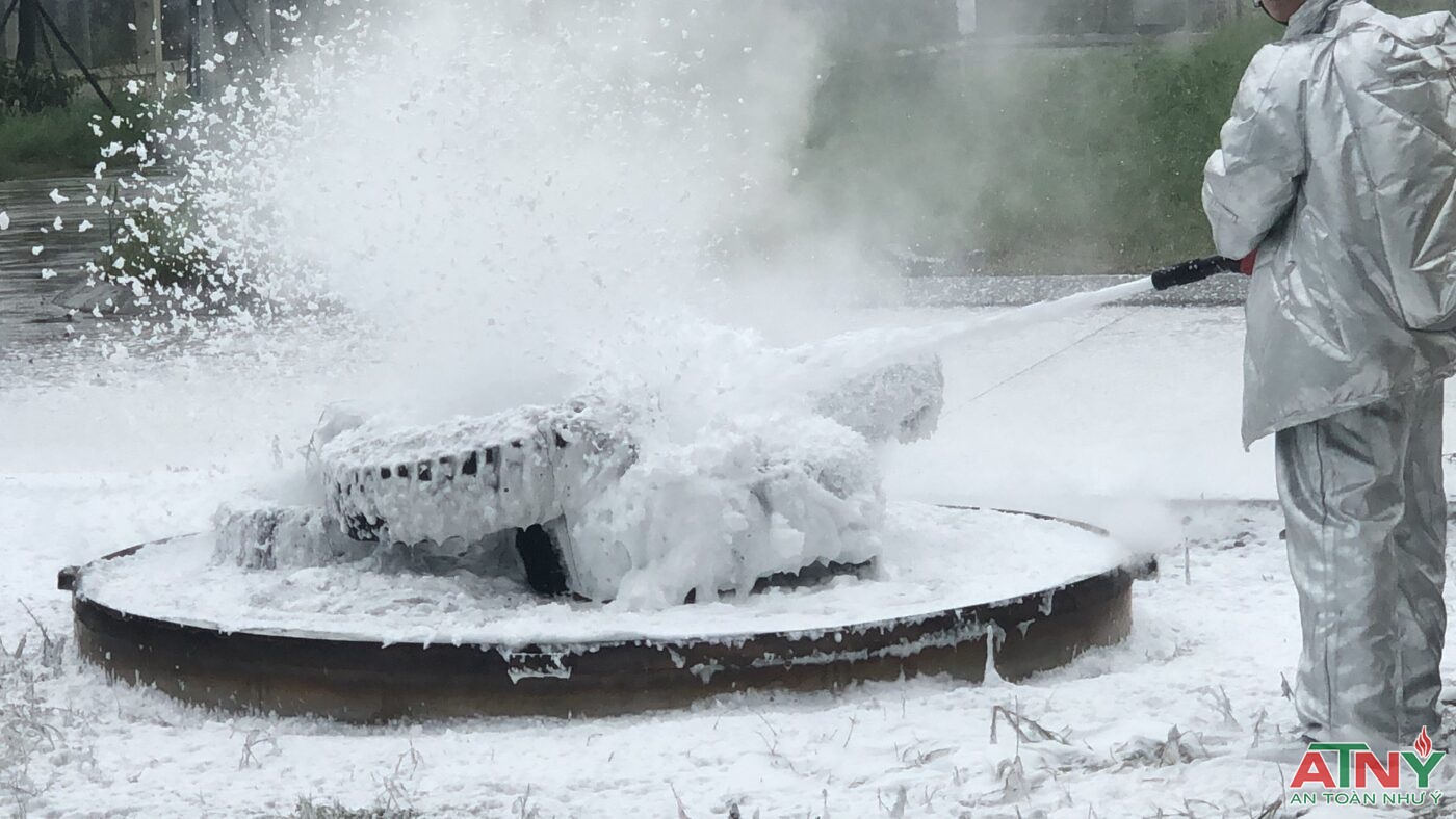 Foam chữa ch&aacute;y l&agrave; g&igrave;? Nguy&ecirc;n l&yacute; hoạt động v&agrave; t&aacute;c dụng của foam chữa ch&aacute;y