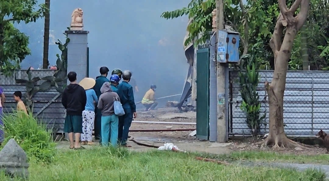 Lửa cháy lớn trong nhà vắng chủ ở TP.HCM Ngày 27.8