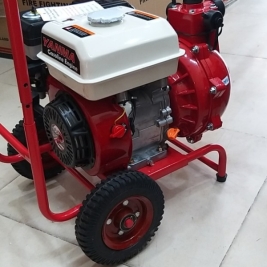 Máy bơm chữa cháy chạy xăng di động có bánh xe nhỏ nhất 5,5hp