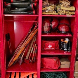 Tủ đựng phương tiện dụng cụ thiết bị chữa cháy trong nhà ngoài nhà Tủ đựng phương tiện dụng cụ thiết bị chữa cháy trong nhà ngoài nhà