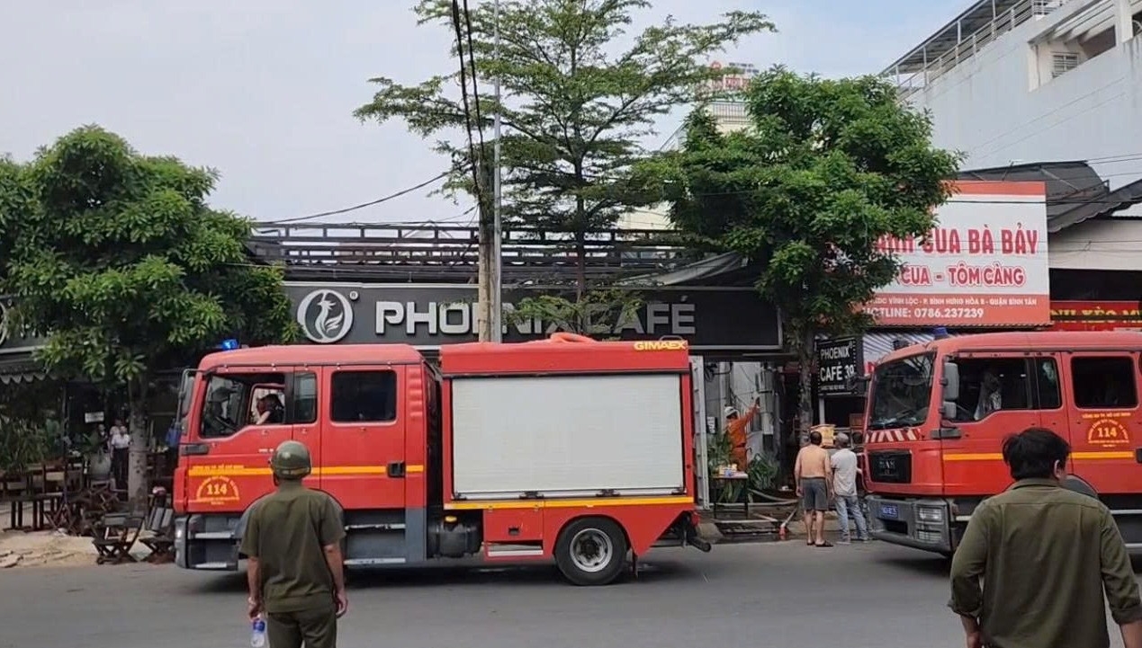 TP.HCM: Hàng chục người tháo chạy vì quán cà phê bốc cháy dữ dội